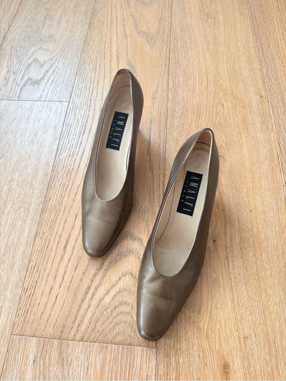 Amalfi Iltaly Women's Taupe Leather Mid-Heel Pumps